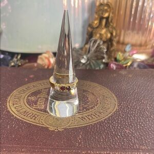 Elegant Vintage Gold and Red Gemstone Ring